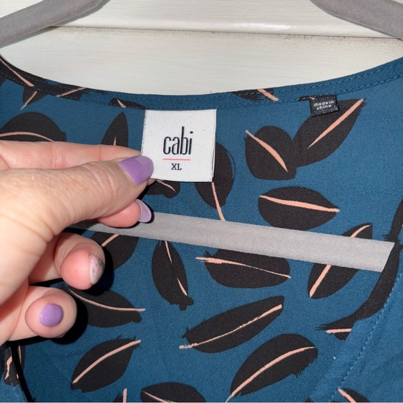 CAbi Shadow Leaf Blouse Women's Size XL Ruffle Finish Flutter Sleeves Blue - Picture 3 of 5